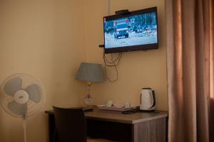 TV a/nebo společenská místnost v ubytování Kimi's Place Lodge