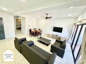 TV a/nebo společenská místnost v ubytování 6 BEDROOMS PENTHOUSE MARINA COURT CITY CENTRE - 19pax