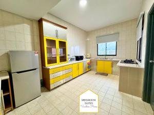 Kuchyň nebo kuchyňský kout v ubytování 6 BEDROOMS PENTHOUSE MARINA COURT CITY CENTRE - 19pax