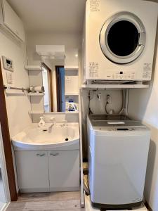 南城Kin-Con-Kan 302 新築 那覇空港から車で25分 コンビニ徒歩1分 沖縄ワールド徒歩9分ファミリーや長期滞在者にもお勧め的一间带水槽和微波炉的小浴室