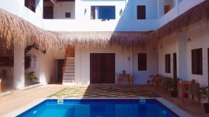 Bazén v ubytování Camotes Hostel Resort nebo v jeho okolí