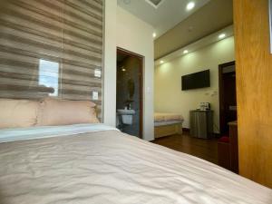 Postel nebo postele na pokoji v ubytování Mylan Hotel Đà Lạt by HOFs