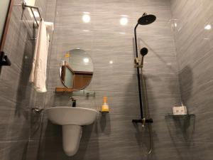 Koupelna v ubytování Mylan Hotel Đà Lạt by HOFs