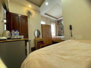 Postel nebo postele na pokoji v ubytování Mylan Hotel Đà Lạt by HOFs