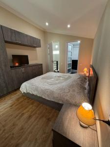 Postel nebo postele na pokoji v ubytování Kokhta N1