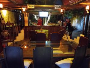 a dining room with a long table and chairs at Nahimara Champeta Hostel in Cartagena de Indias