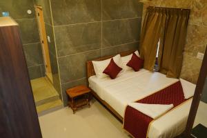 a small bedroom with a bed and a shower at Golden Dawn Residency in Tiruvannāmalai