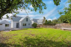 a white house with a yard at Griffin's Rest - Parking, Countryside views in Newquay