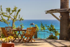 a table and chairs with the ocean in the background at Costa Avithos in Svoronata