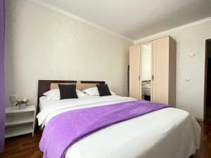 Ένα ή περισσότερα κρεβάτια σε δωμάτιο στο Апартаменты в центре города #1