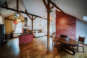 ein großes Wohnzimmer mit Tisch und Couch in der Unterkunft Der Eichenhof in Bad Salzuflen