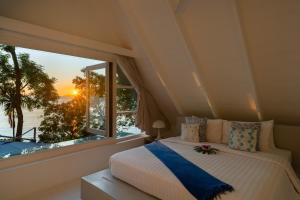 una camera da letto con un letto e una grande finestra di Sunset Villa with Wellness & Beach Access a Taling Ngam Beach Altre 48 foto