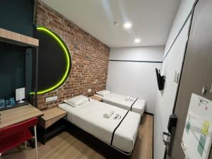 Postel nebo postele na pokoji v ubytování Smile Hotel Wangsa Maju