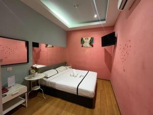 Postel nebo postele na pokoji v ubytování Smile Hotel Wangsa Maju