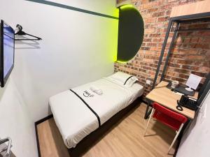 Postel nebo postele na pokoji v ubytování Smile Hotel Wangsa Maju