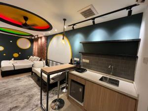 Kuchyň nebo kuchyňský kout v ubytování Smile Hotel Wangsa Maju