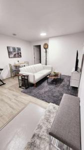 Ένα ή περισσότερα κρεβάτια σε δωμάτιο στο Newly Renovated One Bedroom Unit USA SIDE