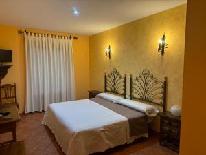 A bed or beds in a room at La Garzona