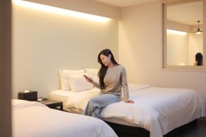 Łóżko lub łóżka w pokoju w obiekcie VIP Hotel Mokpo