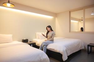 Łóżko lub łóżka w pokoju w obiekcie VIP Hotel Mokpo