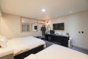 Łóżko lub łóżka w pokoju w obiekcie VIP Hotel Mokpo