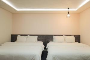 Łóżko lub łóżka w pokoju w obiekcie VIP Hotel Mokpo