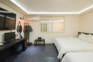 Łóżko lub łóżka w pokoju w obiekcie VIP Hotel Mokpo