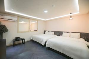 Łóżko lub łóżka w pokoju w obiekcie VIP Hotel Mokpo