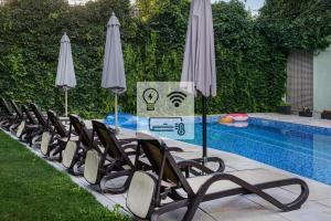 Bazén v ubytování Villa Pinia Eco-hotel nebo v jeho okolí