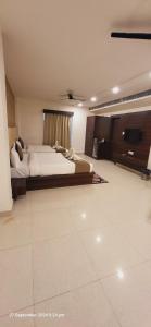 Llit o llits en una habitació de Neelkanth Hotel