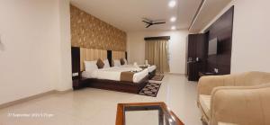 Llit o llits en una habitació de Neelkanth Hotel
