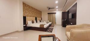 Llit o llits en una habitació de Neelkanth Hotel