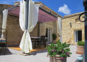 Patio nebo venkovní prostory v ubytování Maison d'hôtes La Bignone