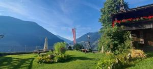 een tuin met uitzicht op een berg bij Großstahlhof Mountain & Panorama View in San Giovanni in Val Aurina +24 foto's