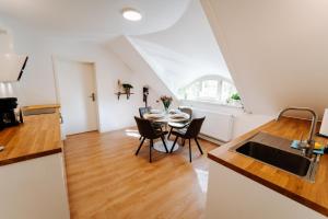 a kitchen and dining room with a table and chairs at Villa Levin 65qm 4 Personen mit Pool WLAN und Parken in Dornburg
