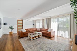 Χώρος καθιστικού στο Shailer Park-House & Granny flat - Pool, Sauna-Ideal for Groups
