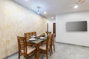 Μια τηλεόραση ή/και κέντρο ψυχαγωγίας στο Alaya Stays 3 BHK Apartment with Scenic views - Cliff Perch