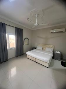 Un dormitorio con una cama y un techo. en RED-4 west salalah, en Salalah
