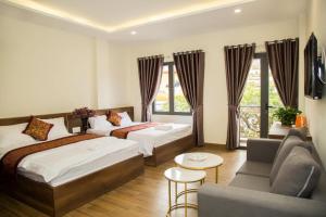 Postel nebo postele na pokoji v ubytování Lien's Hotel Đà Lạt
