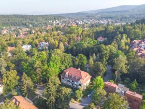 una vista aérea de una casa en medio de un bosque en Apartament Piastowski, en Polanica-Zdrój