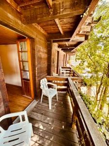 Swiss Lodge Joopi的阳台或露台