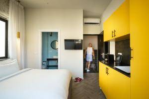 Postel nebo postele na pokoji v ubytování Silicate - by Loginn Tel-Avivian hotels