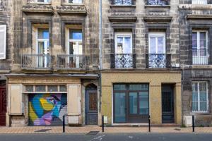 a building with a mural on the side of it at Studio Cosy Bordeaux Centre in Bordeaux