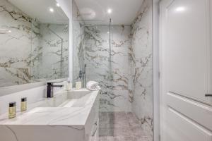 a white bathroom with a sink and a mirror at Studio Cosy Bordeaux Centre in Bordeaux