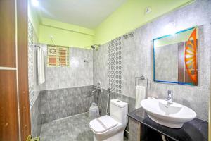un baño con lavabo e inodoro en Redkey Inn Transt - Free Airport pick up & drop 24x7, en Yelahanka