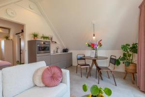 a living room with a couch and a table at Welcome in - Appartement Bed by Al - Achterstraat 9 Kortgene in Kortgene