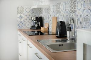 Kuchyňa alebo kuchynka v ubytovaní APARTAMENTY "LA VILLA" SUPERIOR II z dwoma sypialniami, balkonem, parkingiem, blisko centrum