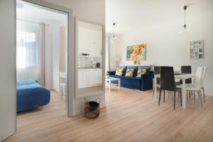 Posedenie v ubytovaní APARTAMENTY "LA VILLA" SUPERIOR II z dwoma sypialniami, balkonem, parkingiem, blisko centrum