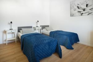 Posteľ alebo postele v izbe v ubytovaní APARTAMENTY "LA VILLA" SUPERIOR II z dwoma sypialniami, balkonem, parkingiem, blisko centrum