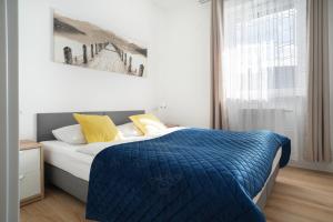 Posteľ alebo postele v izbe v ubytovaní APARTAMENTY "LA VILLA" SUPERIOR II z dwoma sypialniami, balkonem, parkingiem, blisko centrum